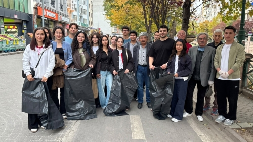 Eskişehir'de üniversite öğrencilerinden Porsuk Çayı için temizlik çalışması